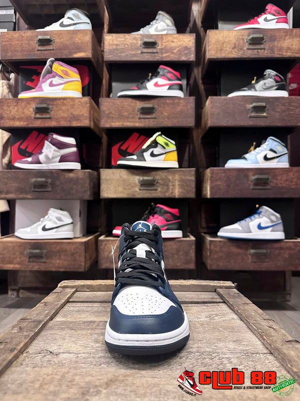 Sneakers Unisex Nike Jordan AIR JORDAN 1 MID GS 554725-411 ARMORY NAVY AIR JORDAN 1 MID GS554725-411 ARMORY NAVY Nike Jordan
