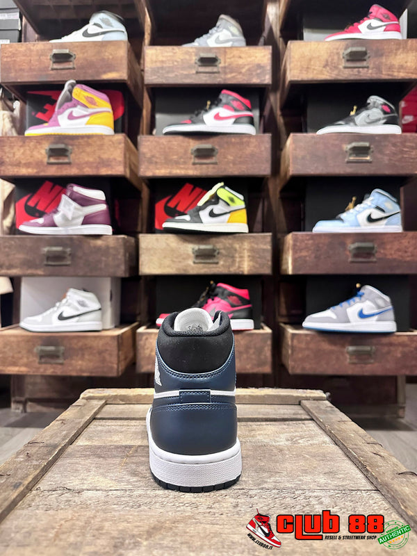 Sneakers Unisex Nike Jordan AIR JORDAN 1 MID GS 554725-411 ARMORY NAVY AIR JORDAN 1 MID GS554725-411 ARMORY NAVY Nike Jordan